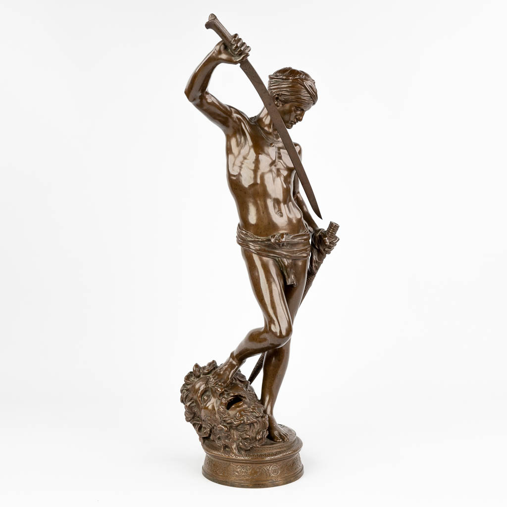 Antonin MERCIÉ (1845-1916) 'David Le Vainqeur' een beeld gemaakt uit gepatineerd brons. (H:61,5 cm)