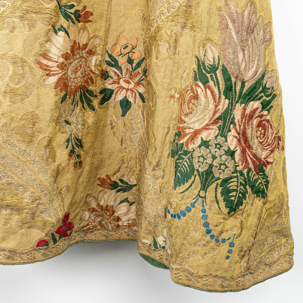 A Cope decorated with a white dove and flowers, made of gold thread. (H:128cm)