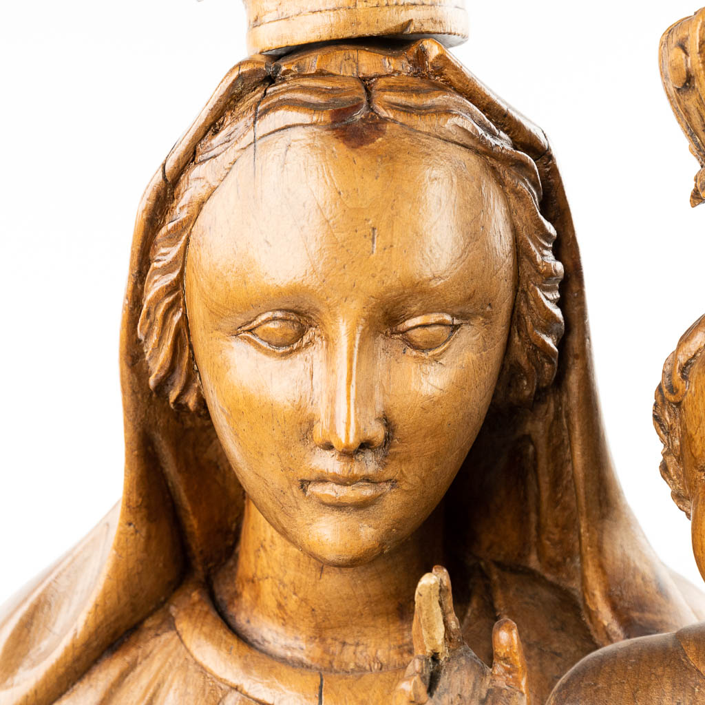 Een antieke houtsculptuur van een gekroonde Madonna met gekroond kind en staf. (H:94cm)