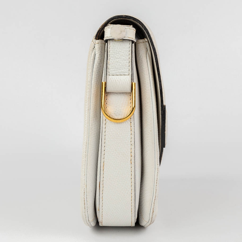 Delvaux, een handtas gemaakt uit wit leder met vergulde elementen. (W: 26 x H: 19 cm)