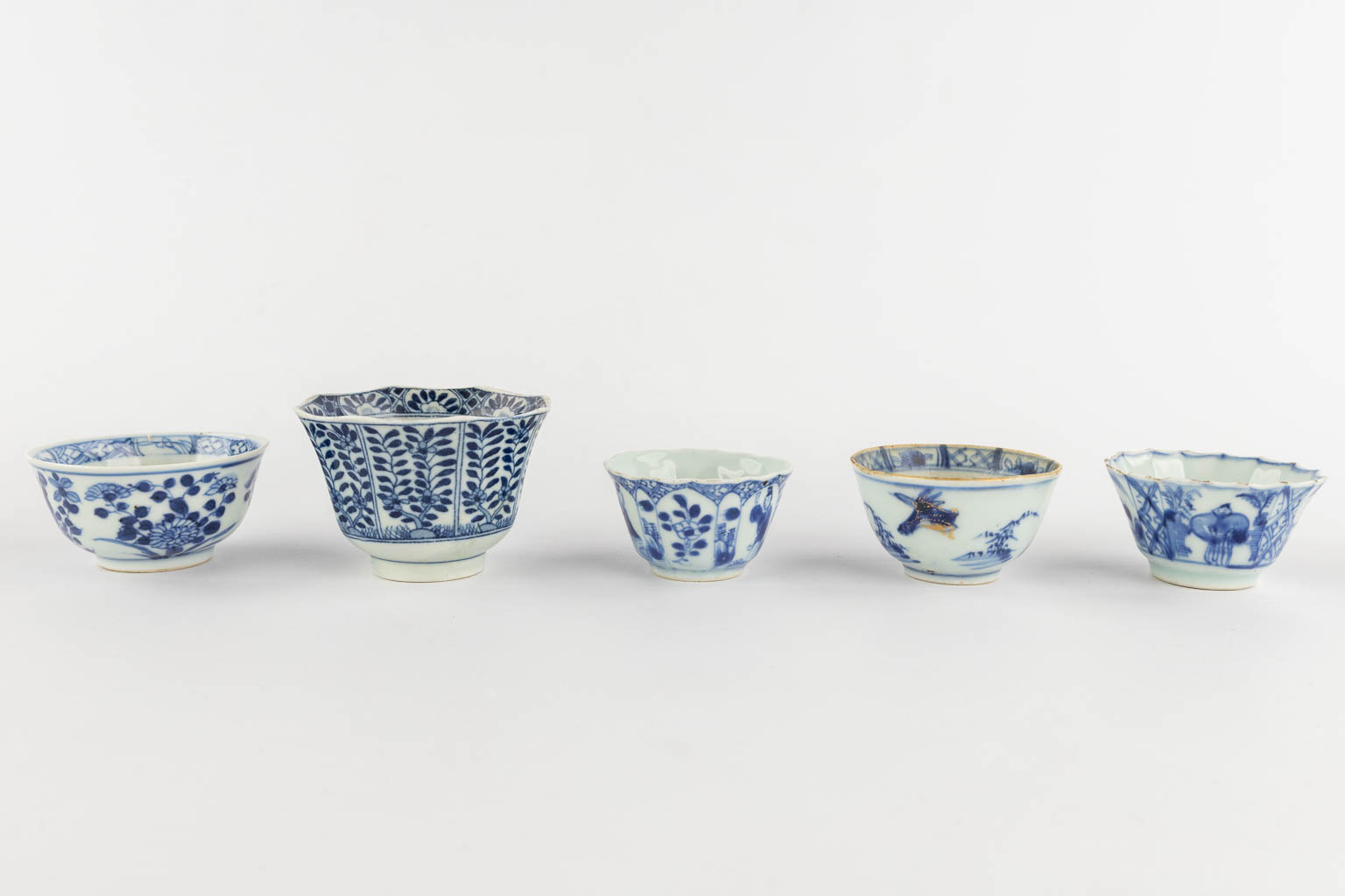 Een set Chinese tassen en items, porselein, Kangxi en Qianlong, blauw-wit, Chinese Imari. 18de/19de eeuw. (D:12 cm)