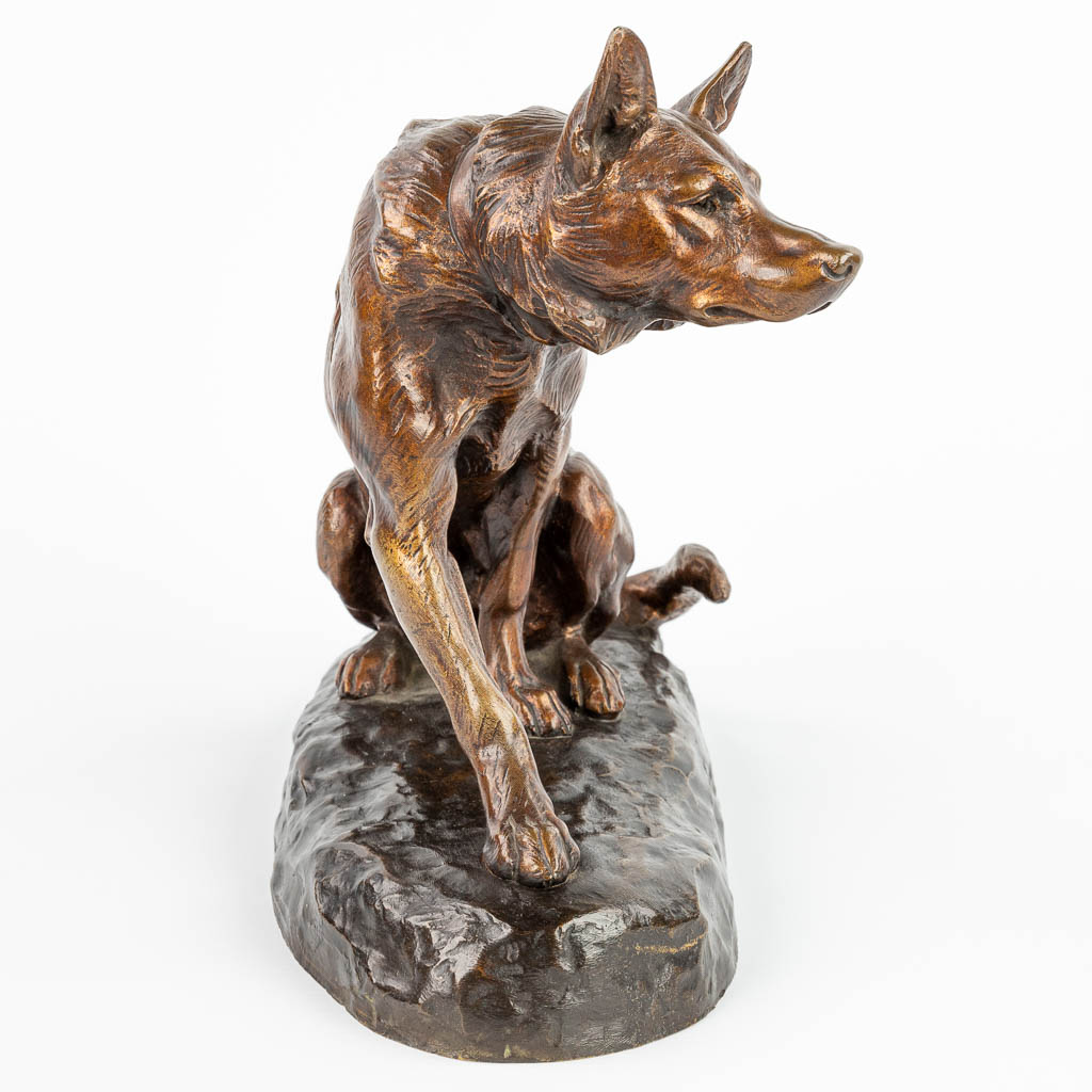 Louis RICHÉ (1877-1949) German Shephard, a bronze statue of a seated dog with a foundry mark. (H:27cm)