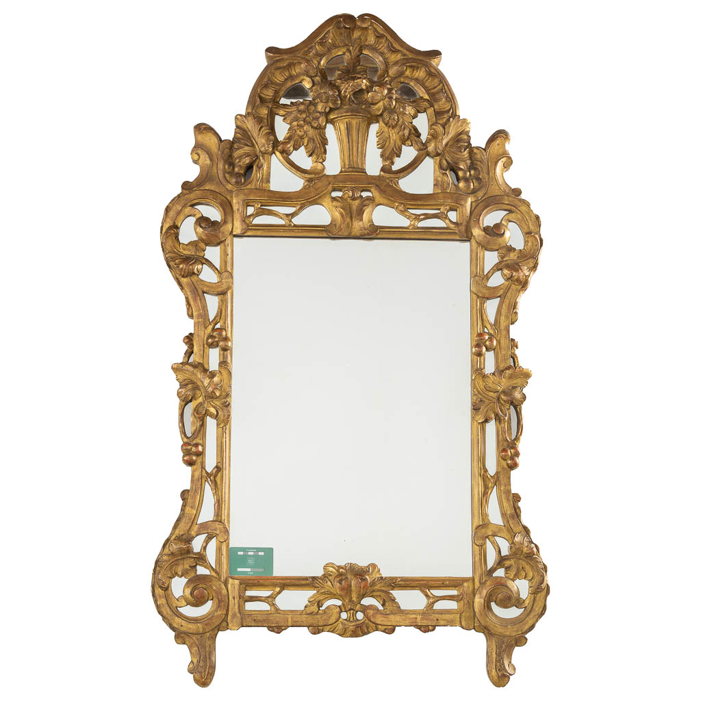 Een antieke houtgesculpteerde spiegel, Frankrijk, 20ste eeuw. (W:74 x H:130 cm)