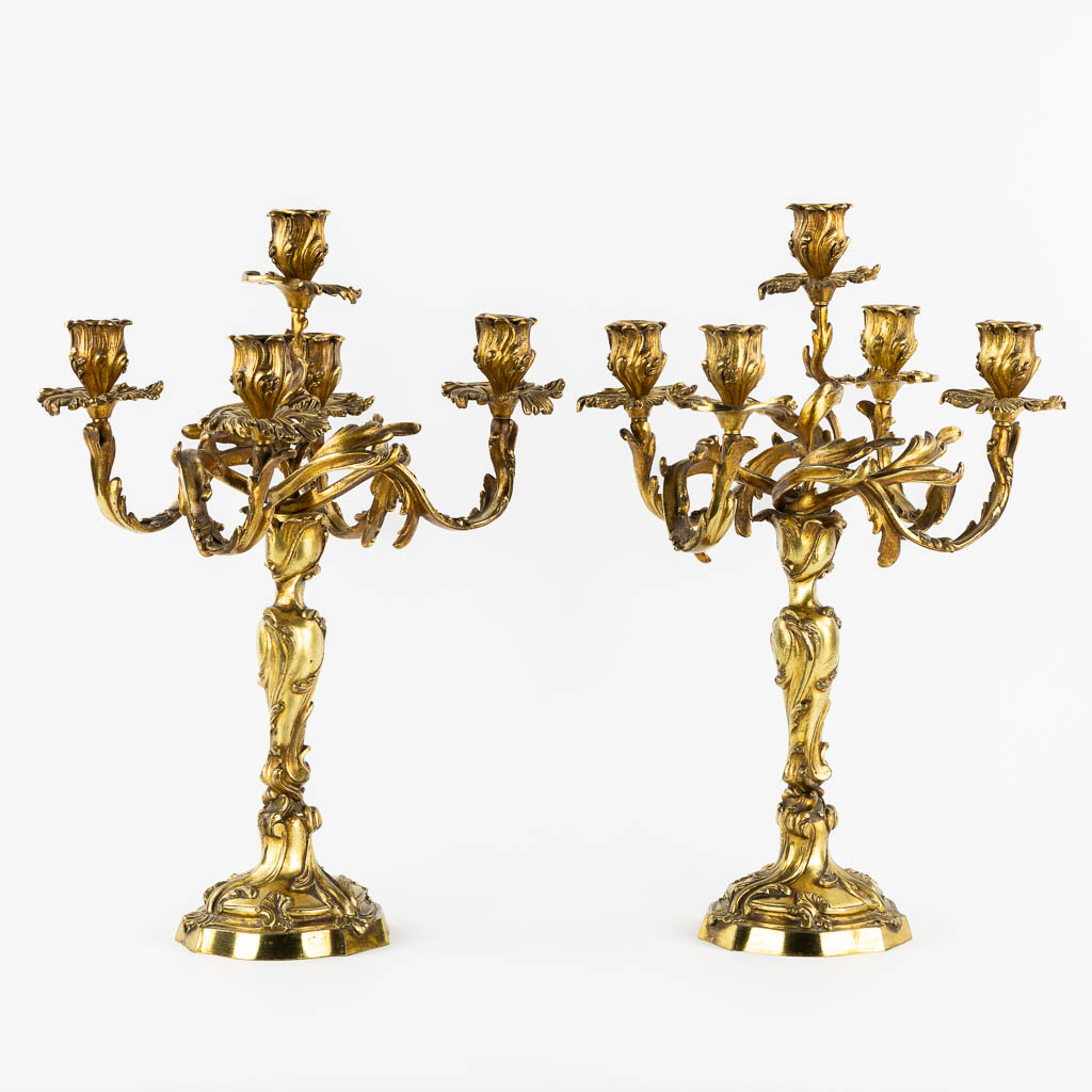 Een paar tafelkandelaars, verguld brons in Lodewijk XV stijl. Circa 1900. (H:52 x D:37 cm)