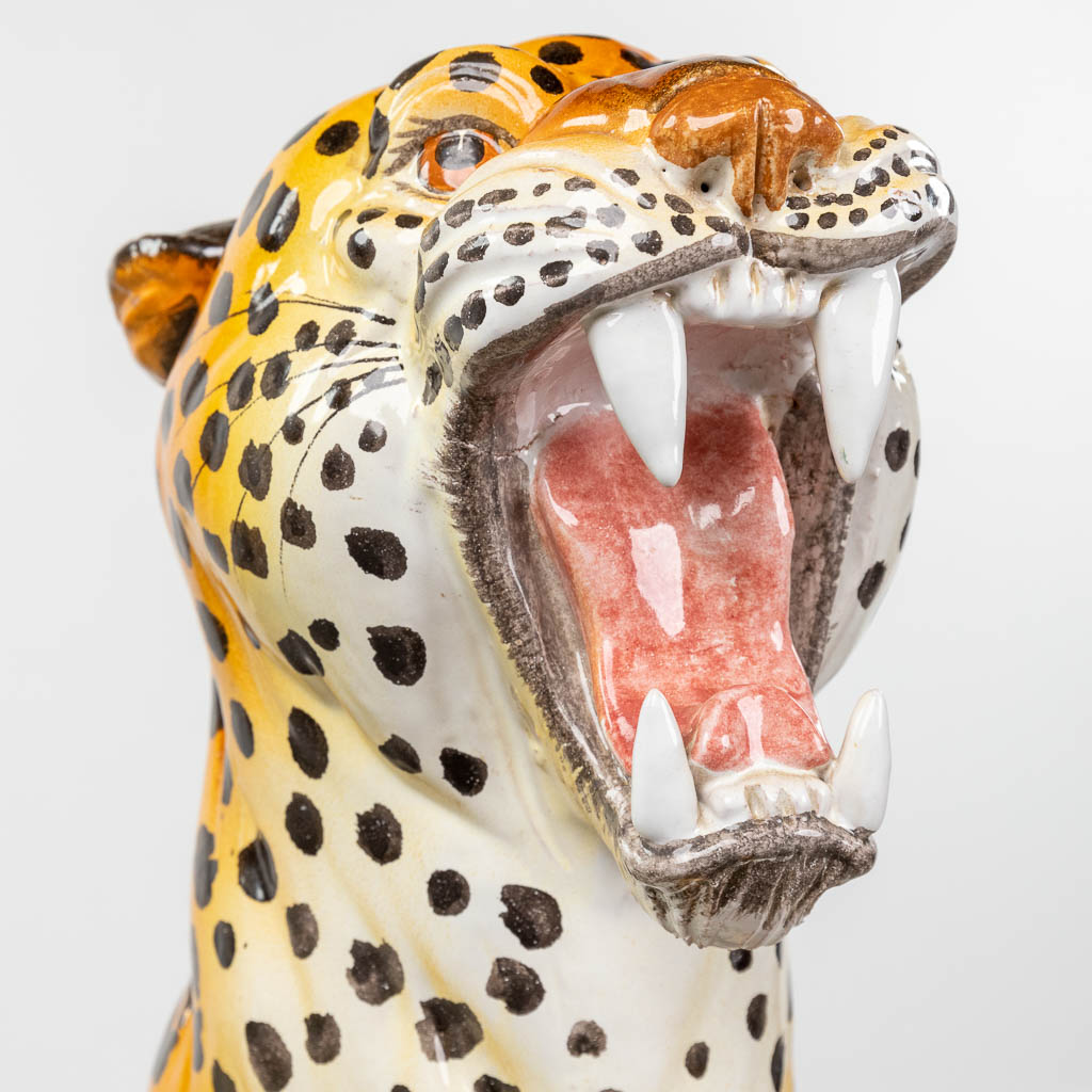 Een luipaard gemaakt uit terracotta. Italië, 20ste eeuw. (L:40 x W:32 x H:85 cm)