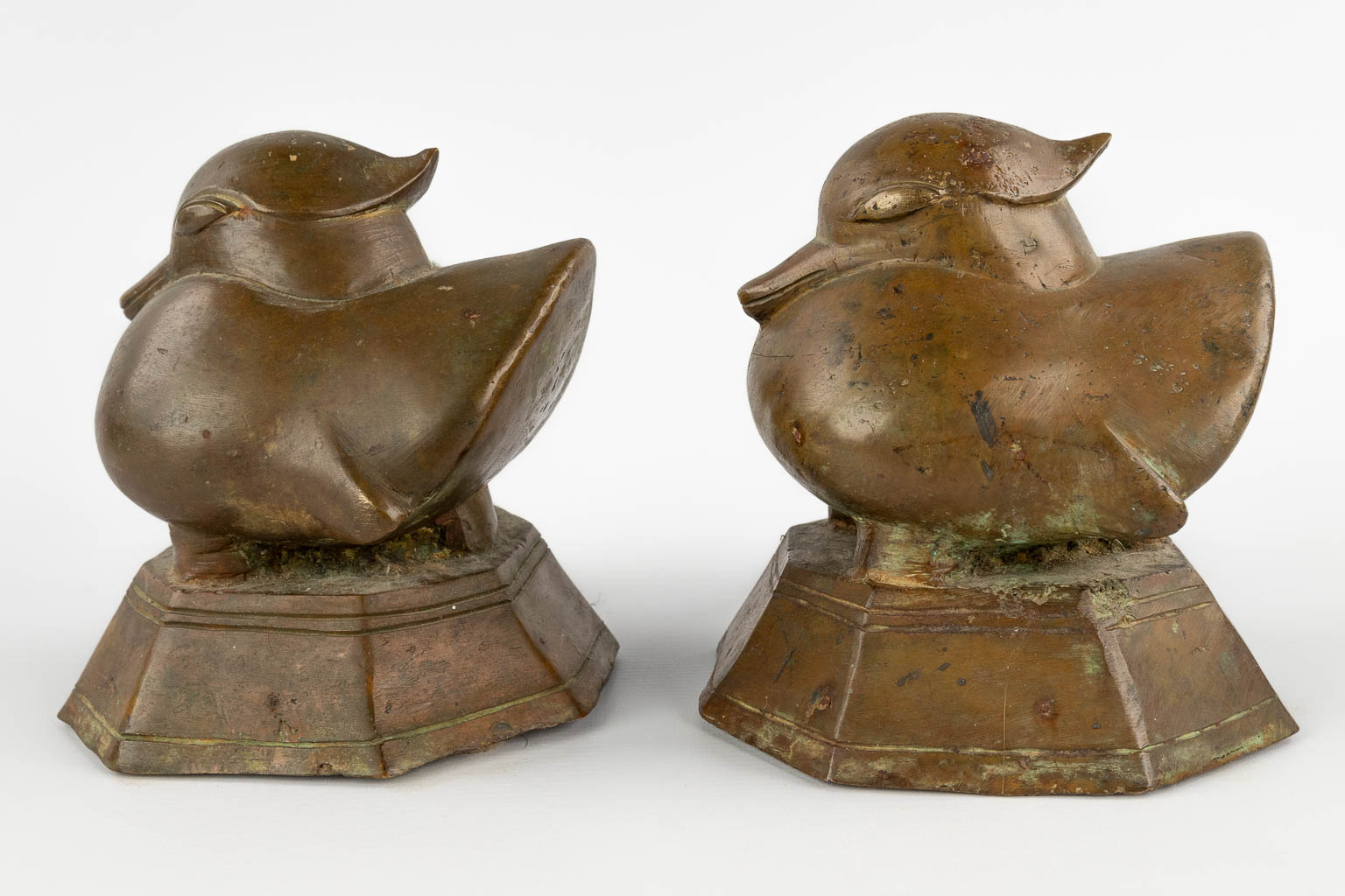 A pair of Oriental weights, decorated wtih ducks. Bronze. (D:15 x W:17 x H:18 cm)