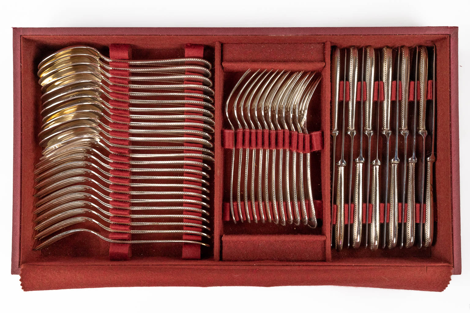 Vanstahl, a 103-piece silver-plated cutlery. Model Perles and mounted in a chest. (D:29 x W:52 x H:17 cm)