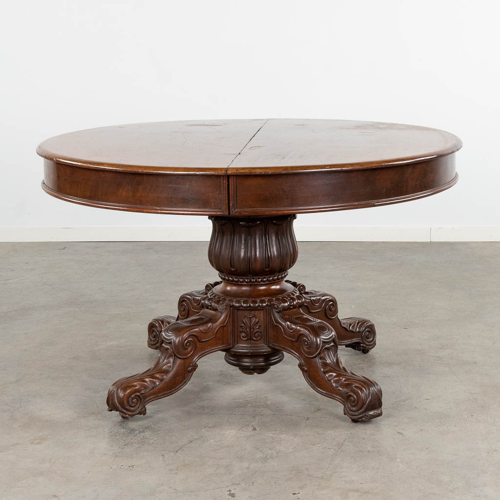 Een antieke, ovale tafel. Louis Philippe. (D:120 x W:139 x H:74 cm)