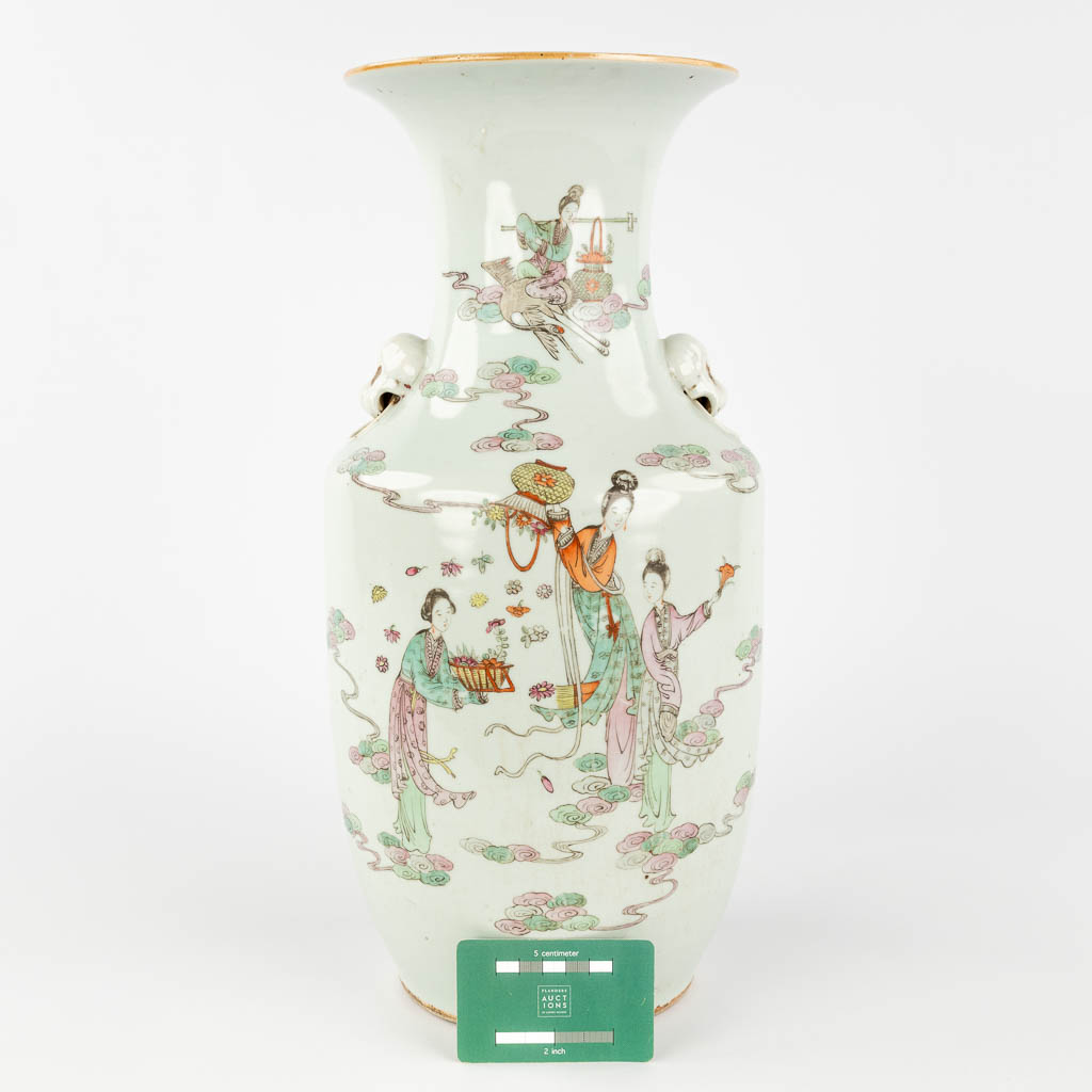 A Chinese vase, decorated with ladies. 19th/20th C. (H: 42 x D: 21 cm)