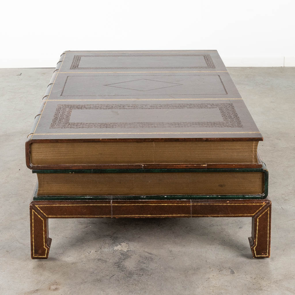 Een salontafel in de vorm van een groot boek, circa 1980. (D:79 x W:122 x H:42 cm)