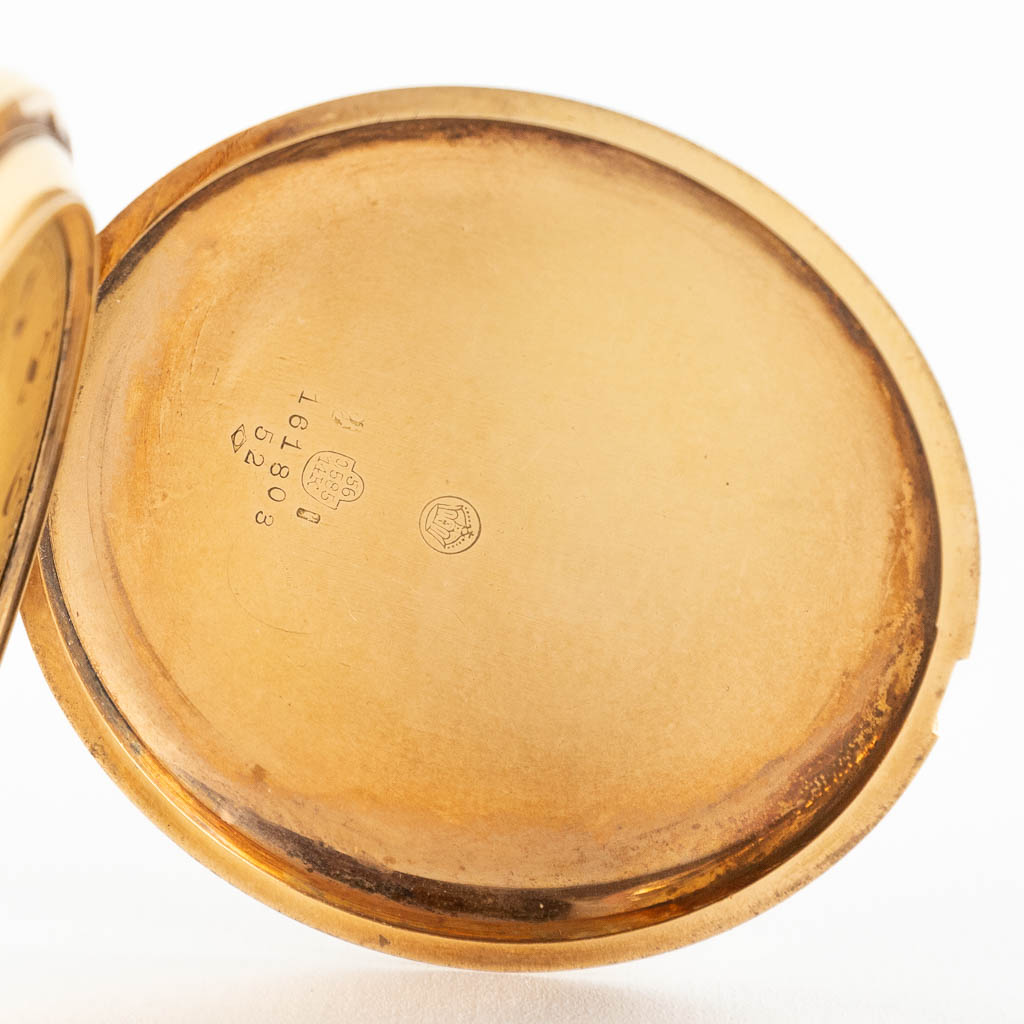 Een 14 karaat gouden zakuurwerk. 20ste eeuw. (W:51 cm)