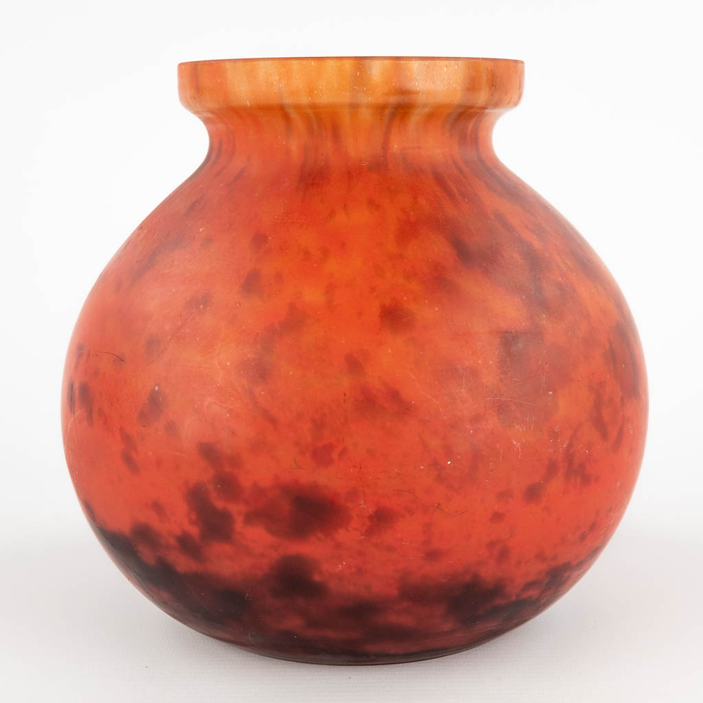 Lorrain, a pâte de verre glass vase. (H:21 x D:21 cm)
