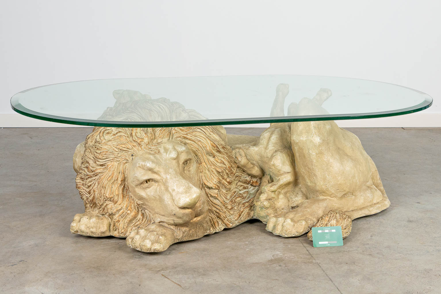 Een salontafel in de vorm van een leeuw met welpen, met glazen tafelblad