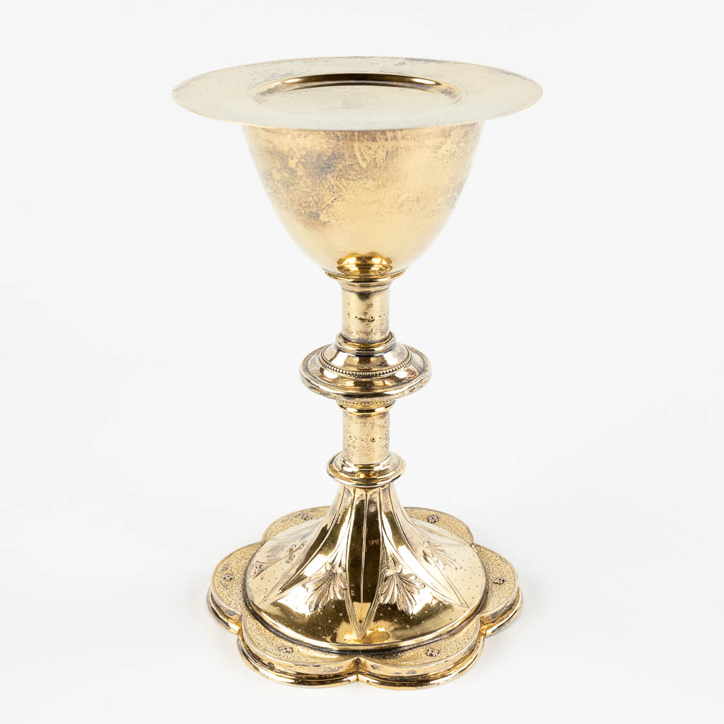 A Chalice with paten, gilt silver in gothic revival style. 305g. (H:19,5 x D:12,5 cm)