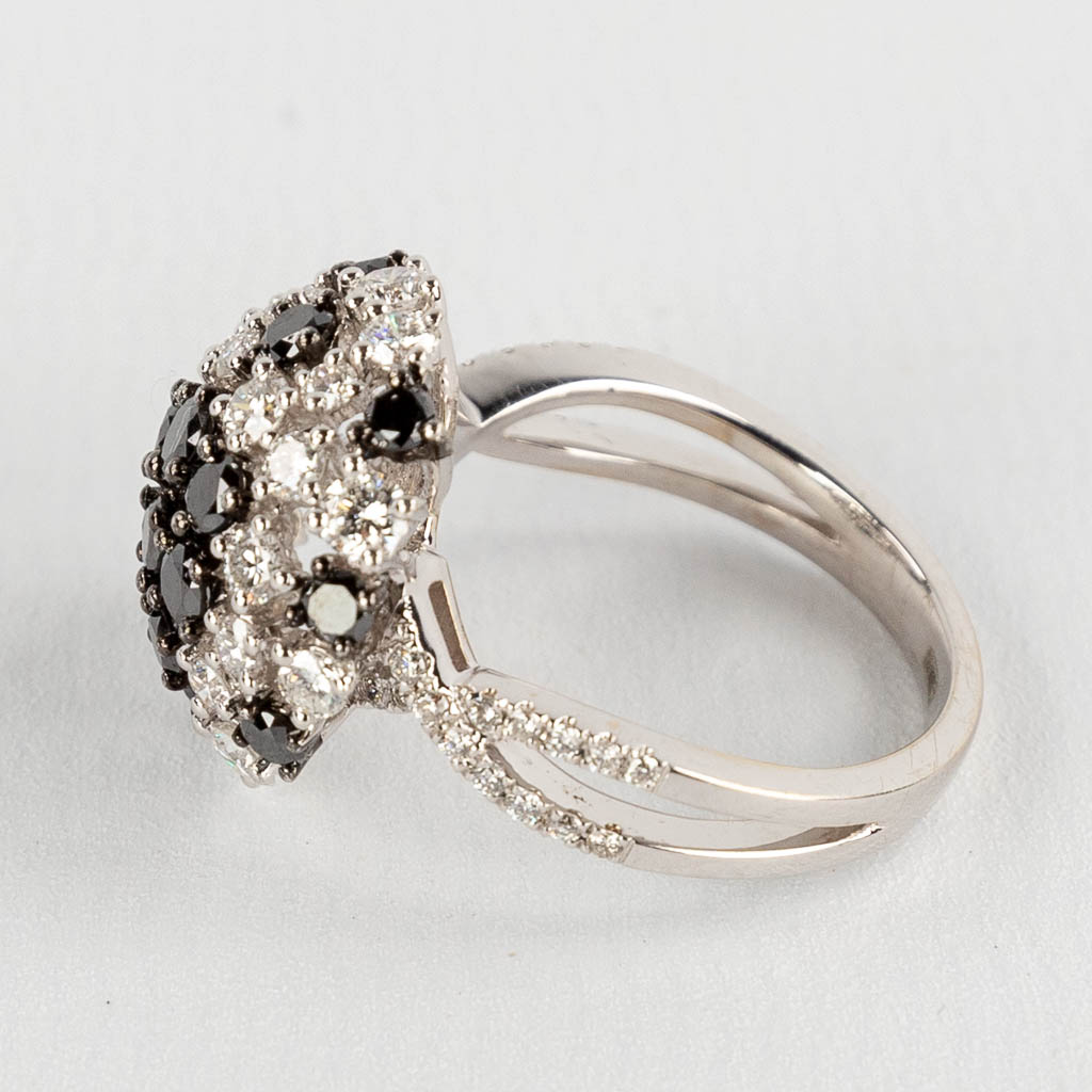 A ring, 18kt white gold with black and white diamonds, total approx. 1.81 ct. Ring size 54.