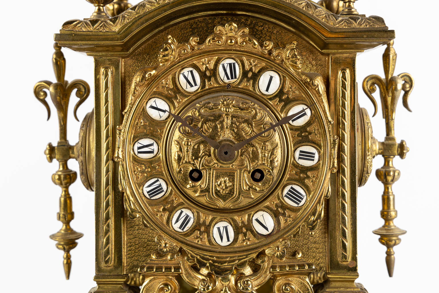 A mantle clock, bronze decorated with angels. Circa 1900. (L:21 x W:27 x H:54 cm)