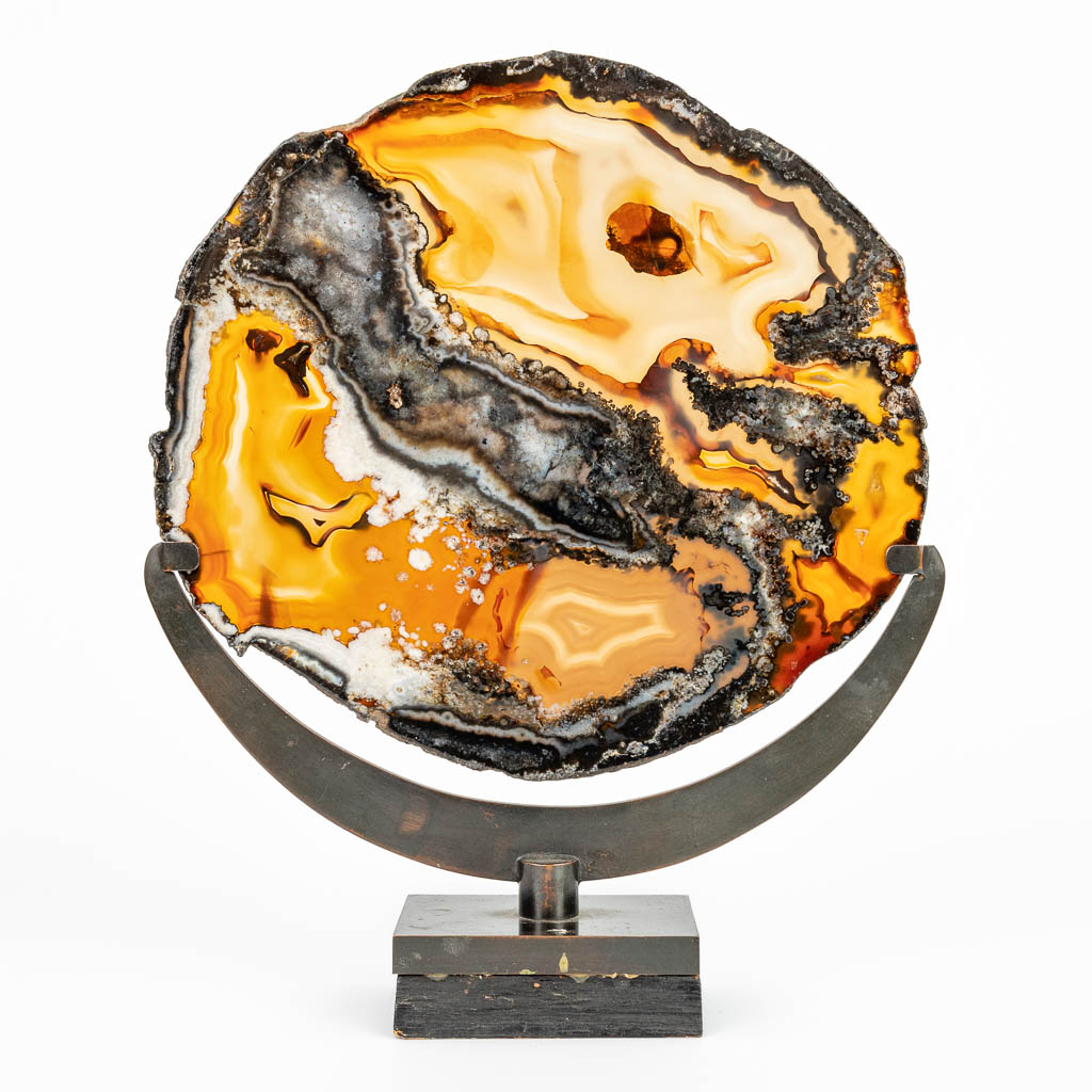 Een mid-century decorative Agate stone in a bronze stand. (H:25,5cm)