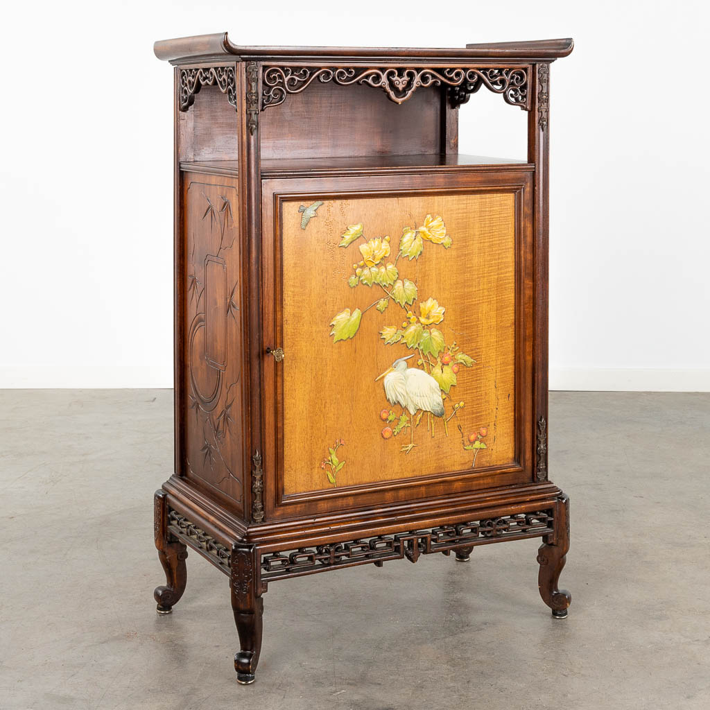 Gabriel VIARDOT (1830-1906) 'Chinoiserie meubel, decor van fauna en flora.' (D:37 x W:66 x H:103 cm)