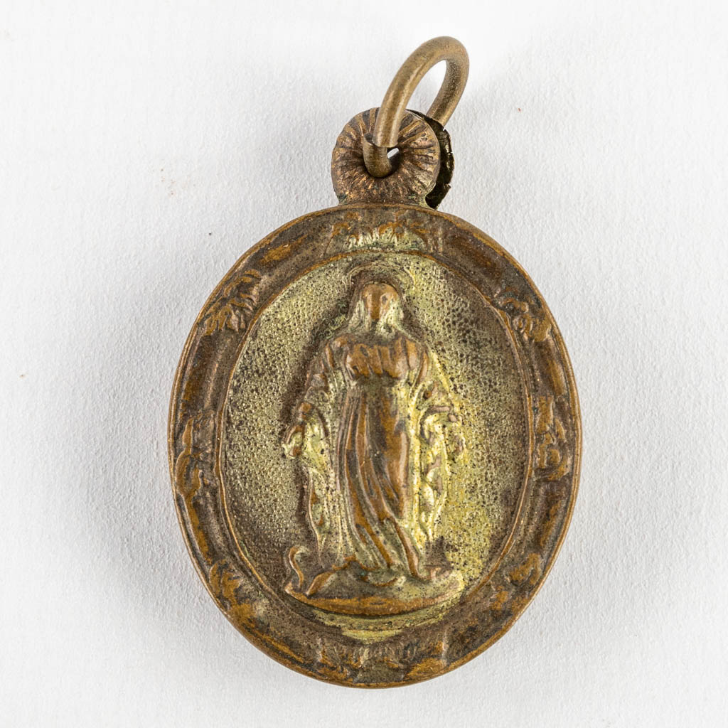 Een verzegelde Theca met relikwie: Joannis A Cruce, gemonteerd in een monstrans. (D:11,5 x W:13 x H:35 cm)