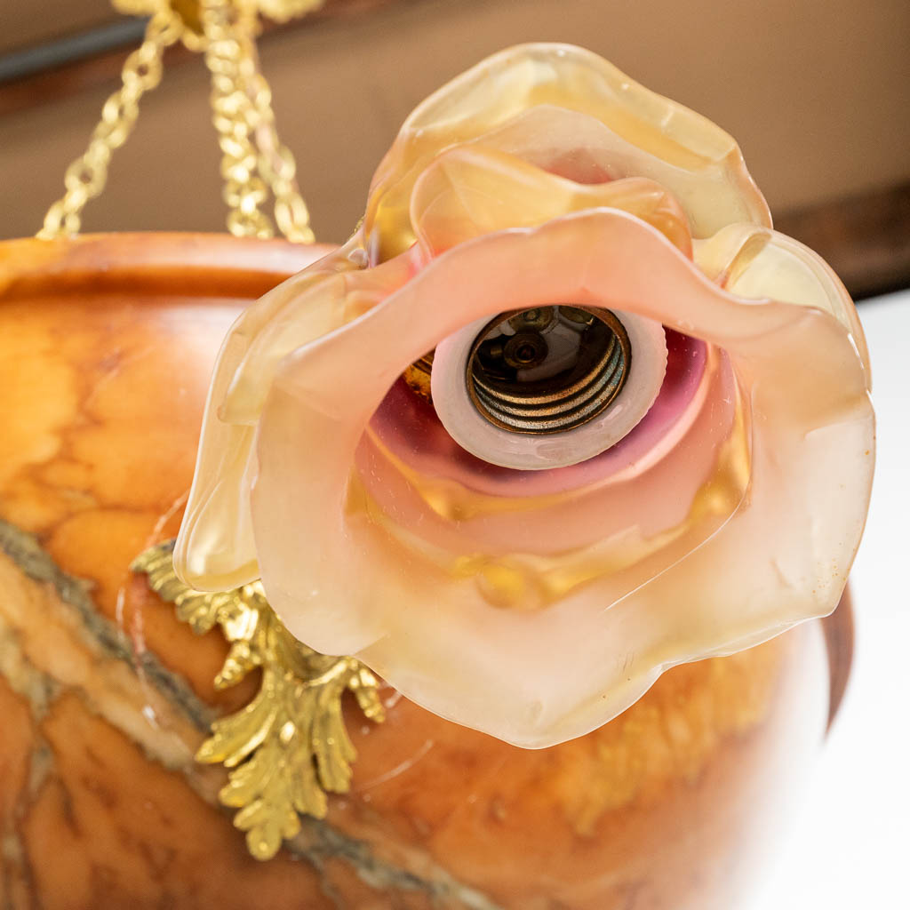 Een luchter gemaakt uit een albast schaal gemonteerd met brons en glazen rozen. 