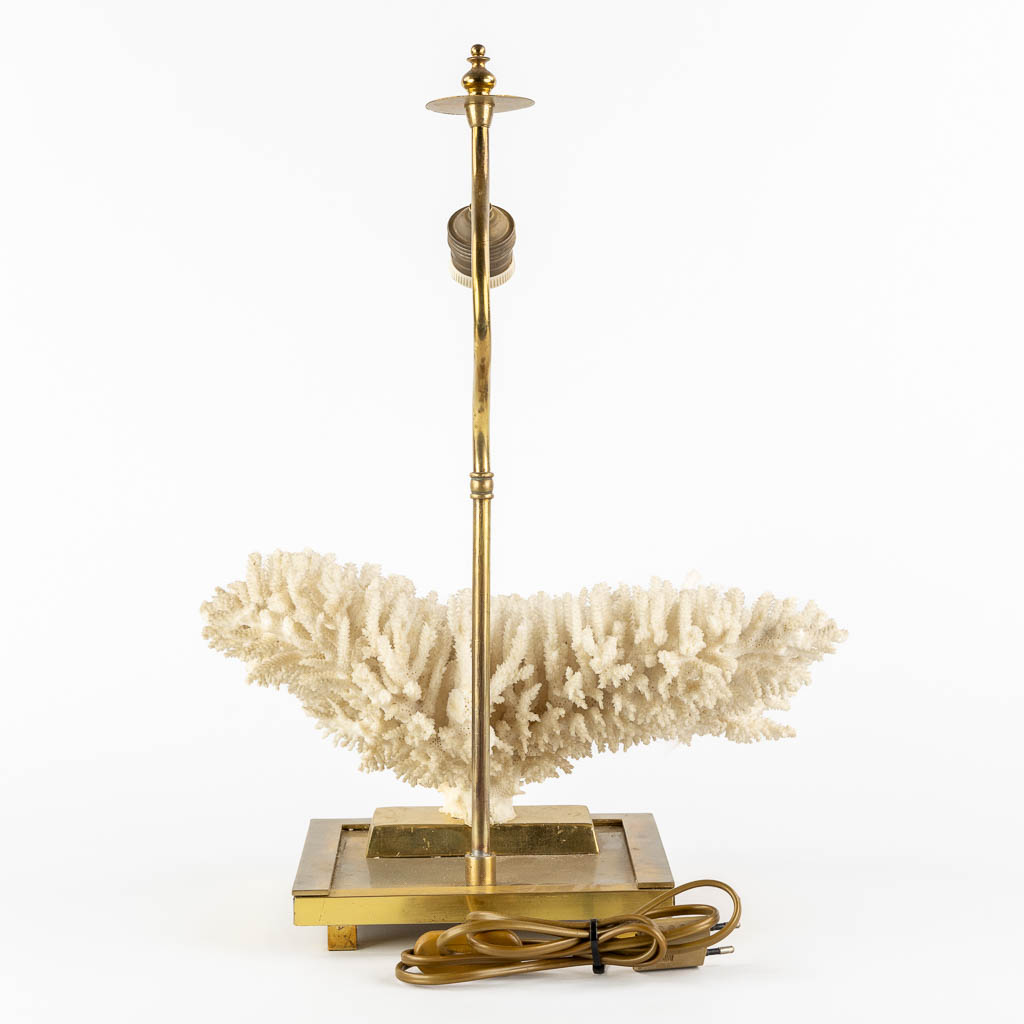 A decorative table lamp with a white coral. Circa 1980. (L:25 x W:39 x H:49 cm)