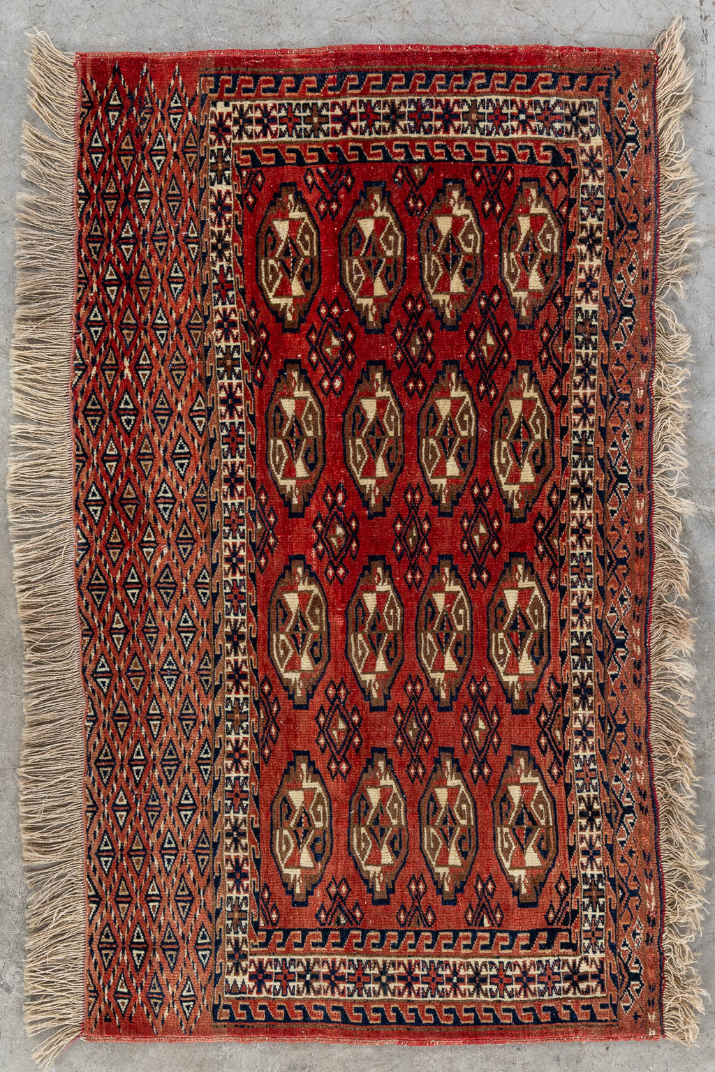 Een Oosters handgeknoopt tapijt, Turkman Yomut. (L:70 x W:117 cm)