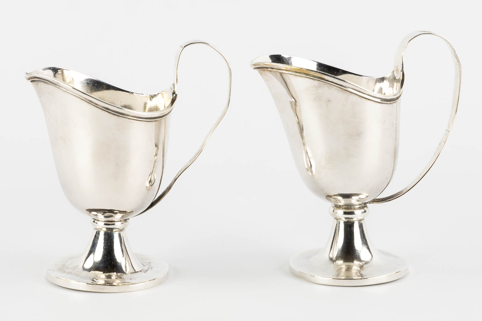 Philippus MYS 1759-1847) A pair of 'Water and Wine Cruets', Vino & Aqua, Silver, Bruges. 19th C. (L:11 x W:6,5 x H