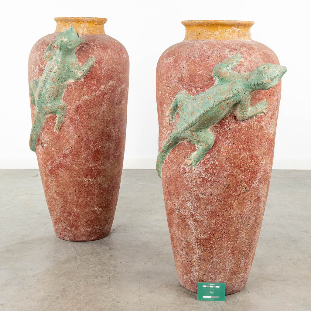 Two large and decorative pots, decorated with chameleons. 20th C. (D:38 x W:49 x H:85 cm)
