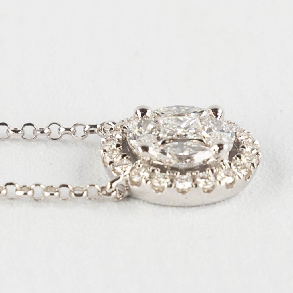 Een halsketting, 18kt wit goud, met diamanten, ongeveer 0,42ct.