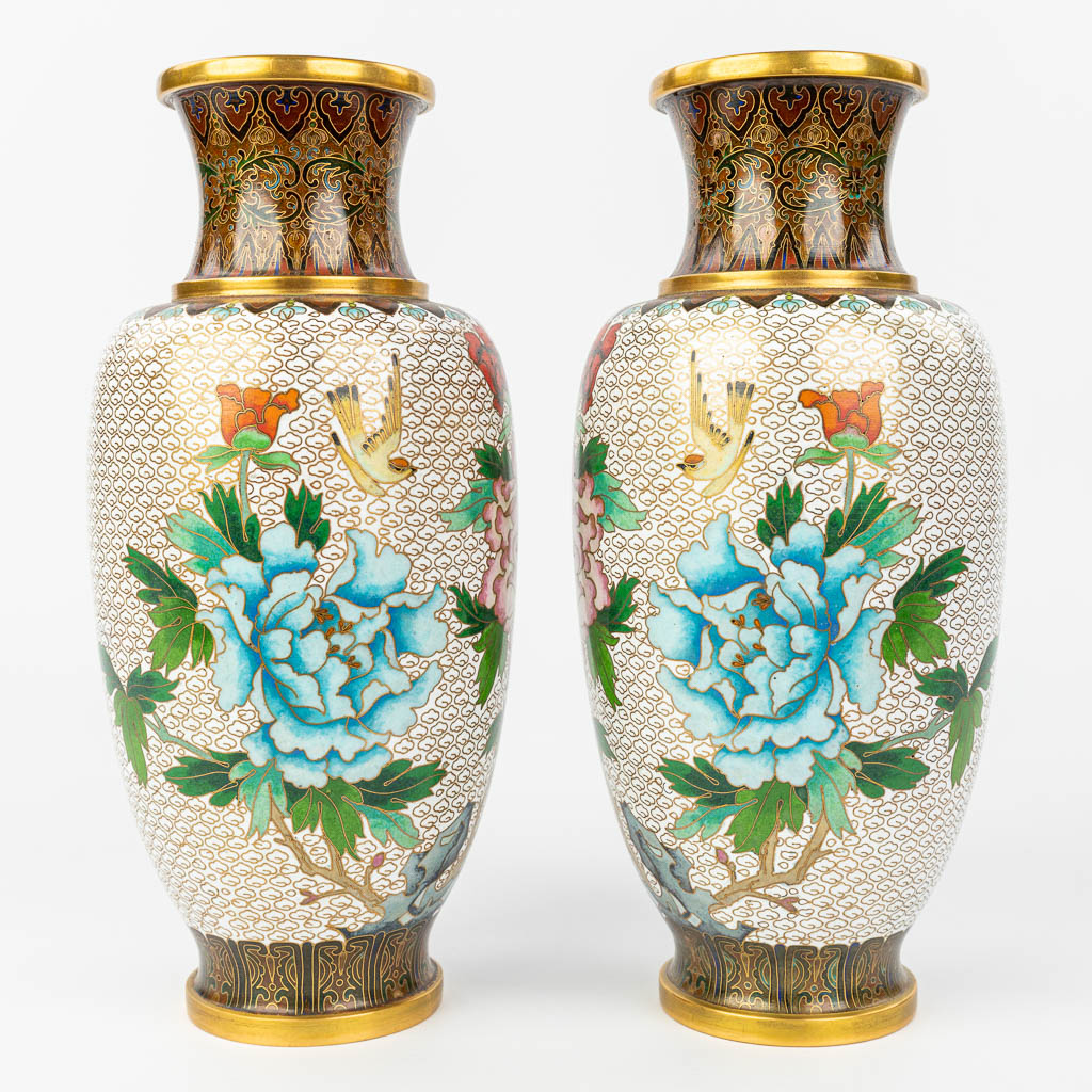 A collection of 2 pairs of cloisonné enamel vases, decorated with floral decor. (H:25,5cm)