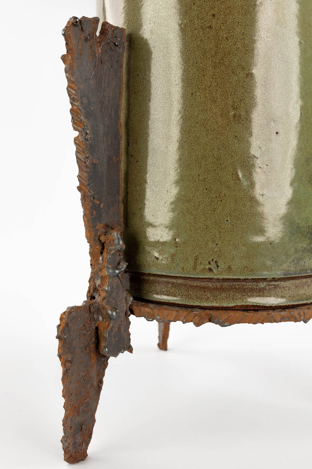 Rogier VANDEWEGHE & Pia MANU, vase in a metal stand. Glazed ceramics for Amphora. (D:26 x W:28 x H:51 cm)