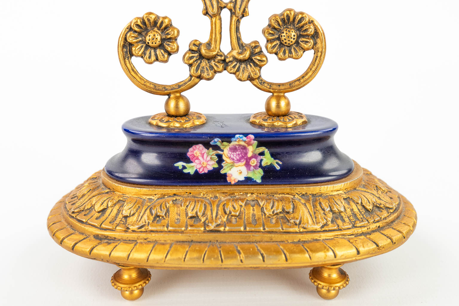 A three-piece garniture clock made of bronze and porcelain. (H:21,5cm)