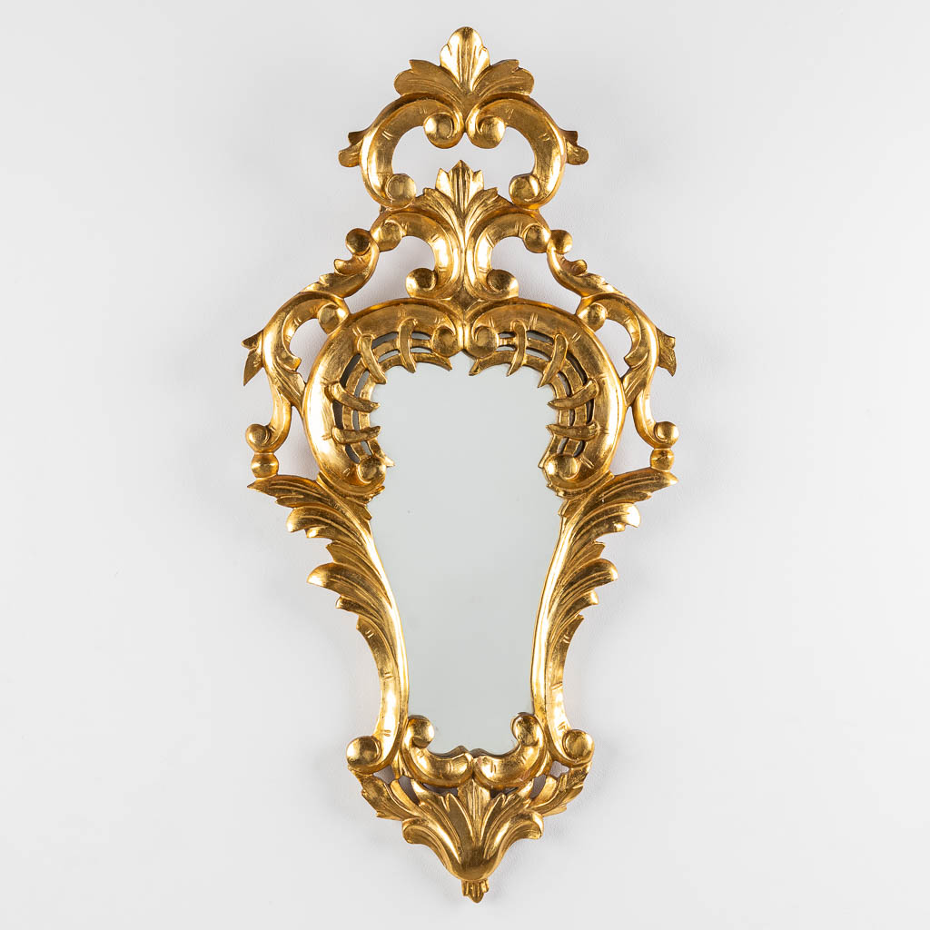 Een antieke spiegel, gesculpteerd en verguld hout, Rococco stijl. Circa 1900. (W:42 x H:82 cm)