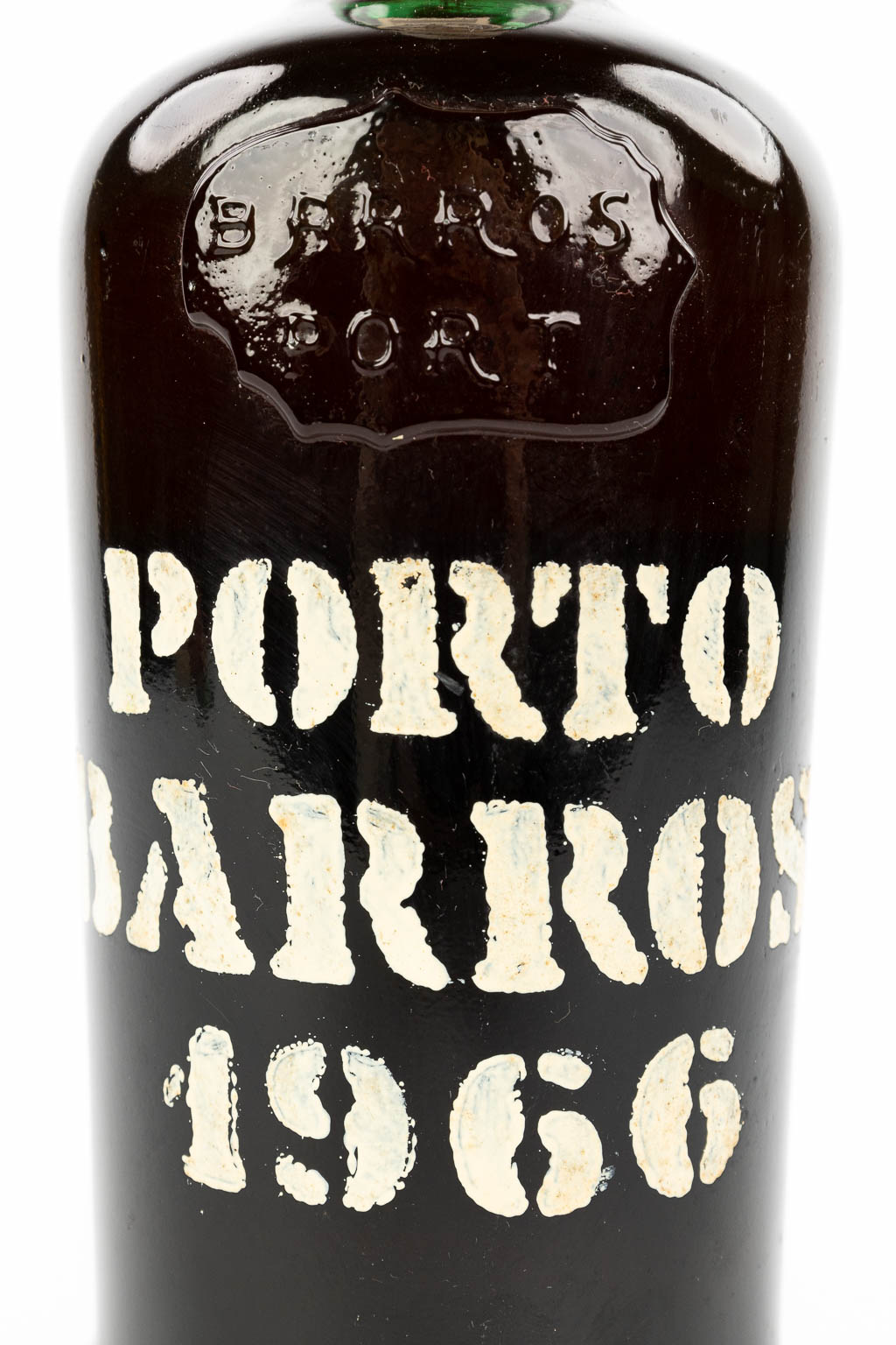 Een fles Porto Barros 1966. (H:27cm)