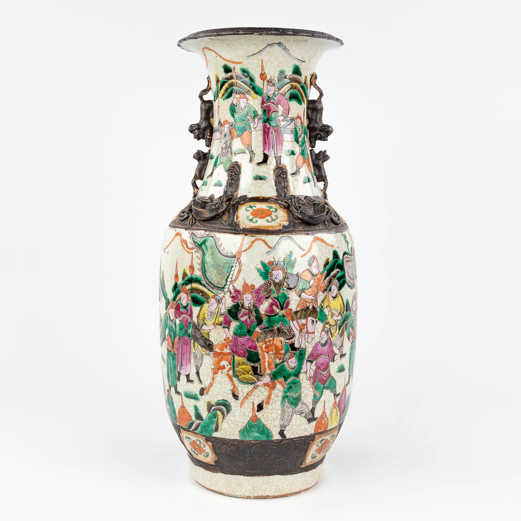  A Chinese Nanking stoneware vase, decorated wtih warriors. 19th/20th century. 