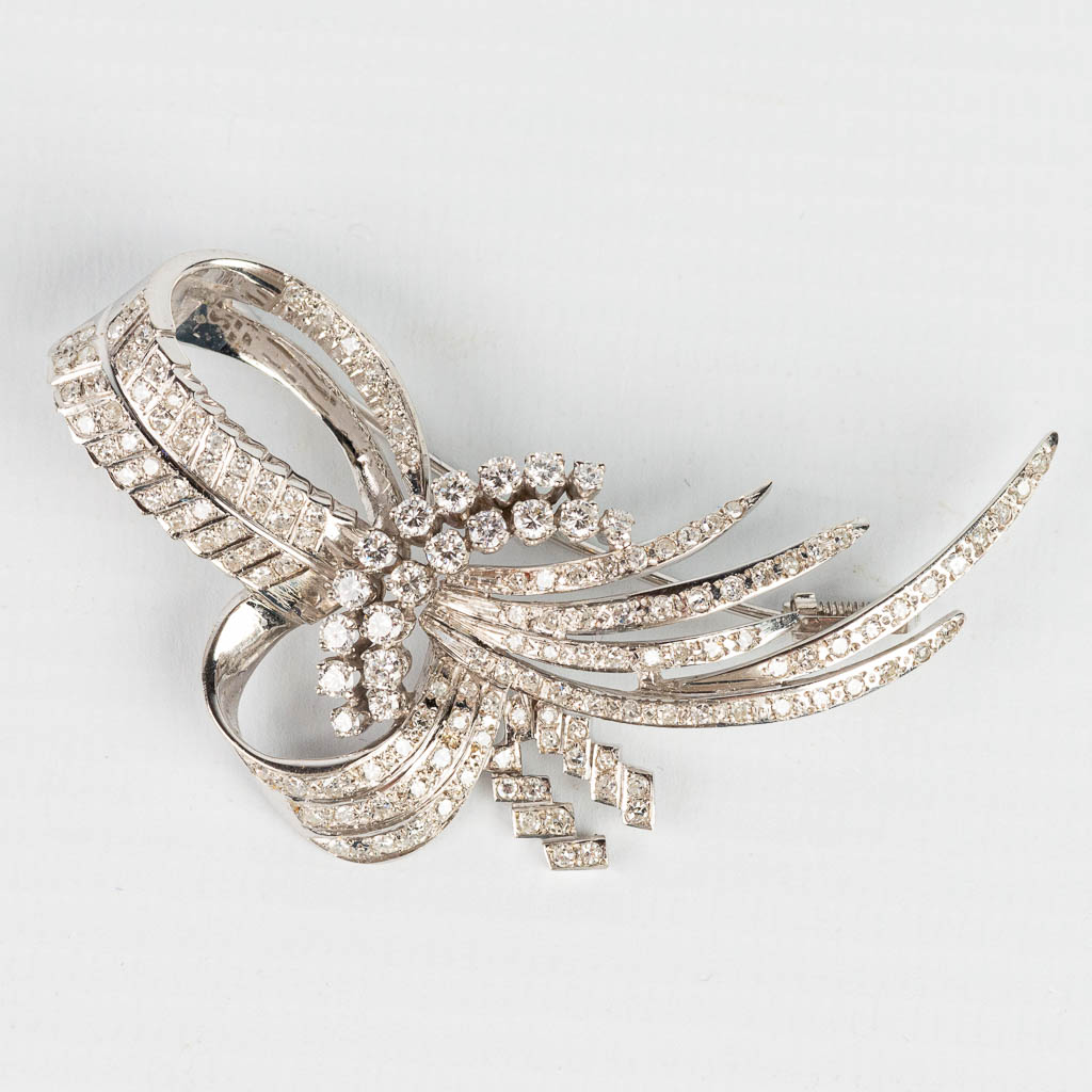 A brooch made of white gold and decorated with approximately 160 brilliants. 