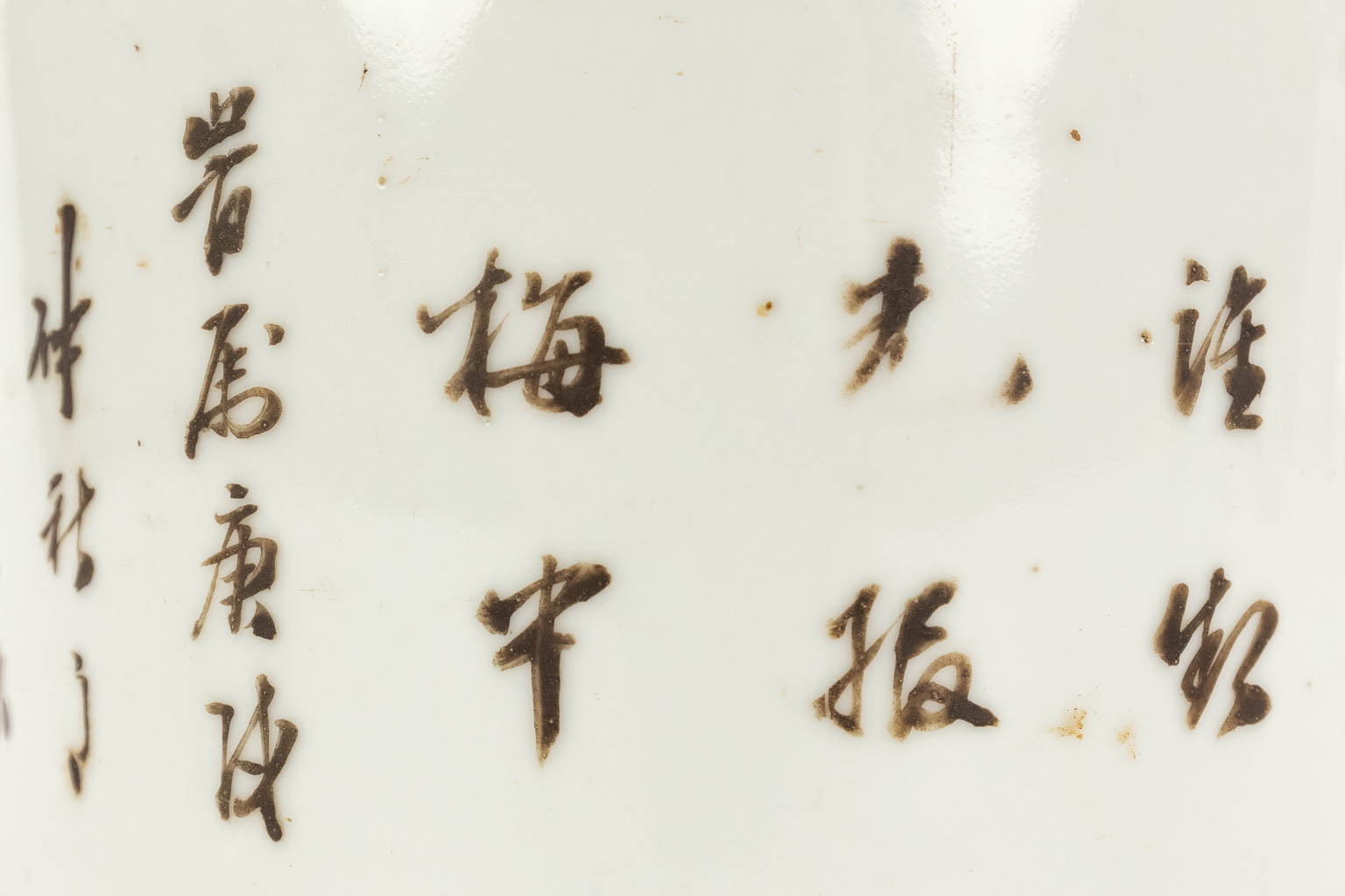 Een Chinese theepot met decor van vogels en kalligrafische teksten. 19de/20ste eeuw. (D:12 x W:16 x H:13 cm)