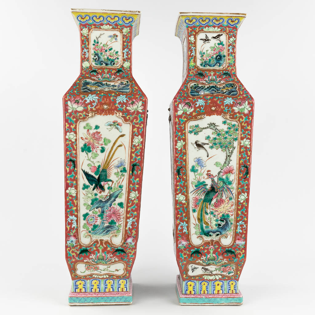 Een paar rechthoekige Chinese vazen met decor van krijgers, fauna en flora. 19de eeuw. (L: 16,5 x W: 21 x H: 58 cm)