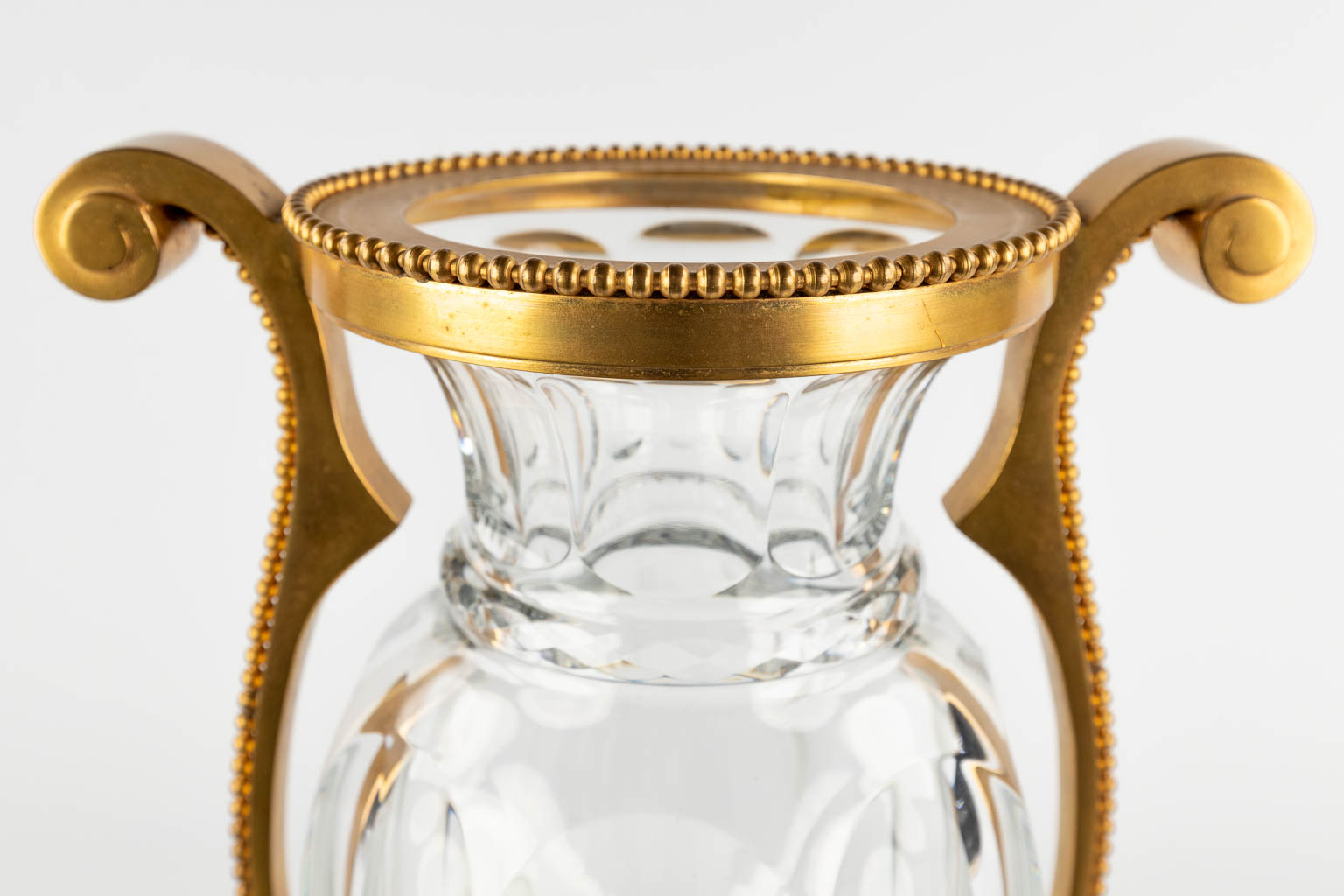 Baccarat, een kristallen vaas gemonteerd met brons. 20ste eeuw. (D:14 x W:22 x H:38,5 cm)