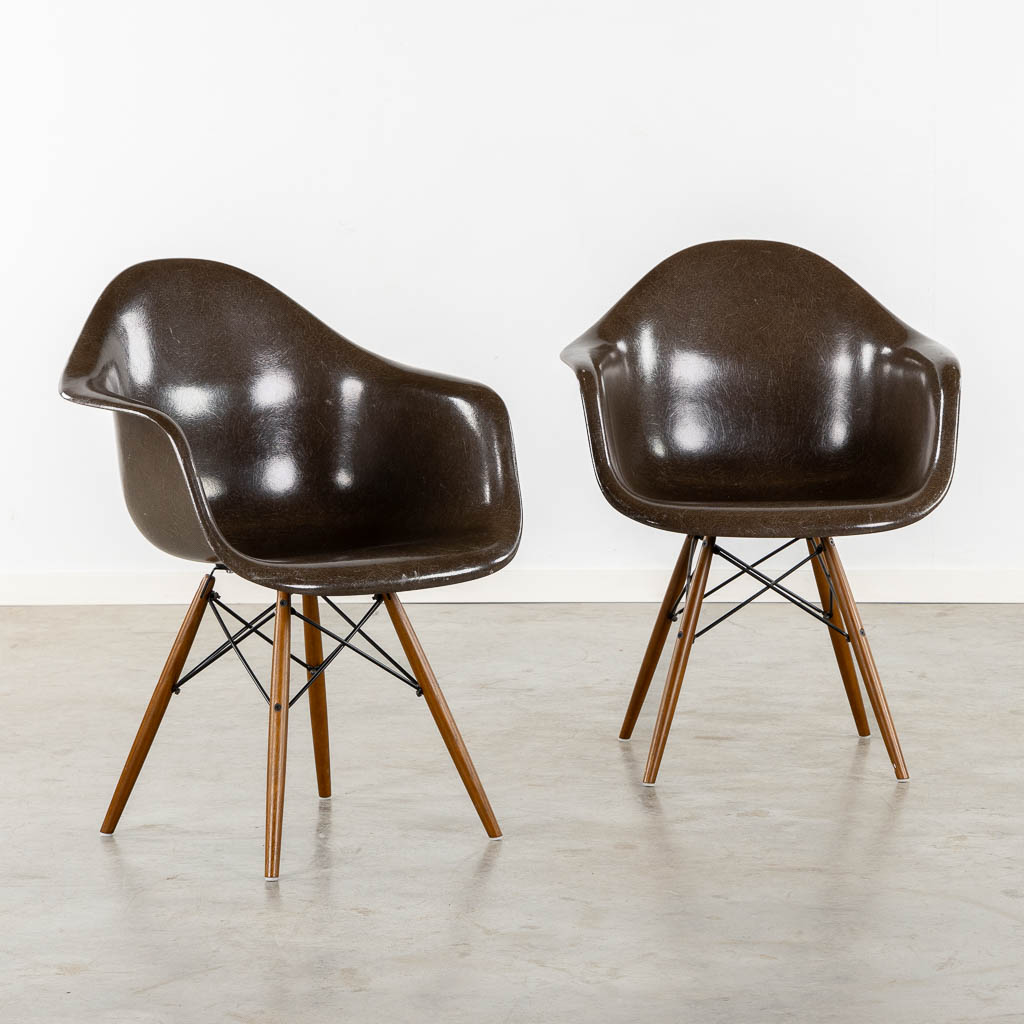 Charles & Ray EAMES (XX-XXI) 'Eames Fibreglass Armchair DAW'. Herman Miller. (L:57 x W:65 x H:85 cm)