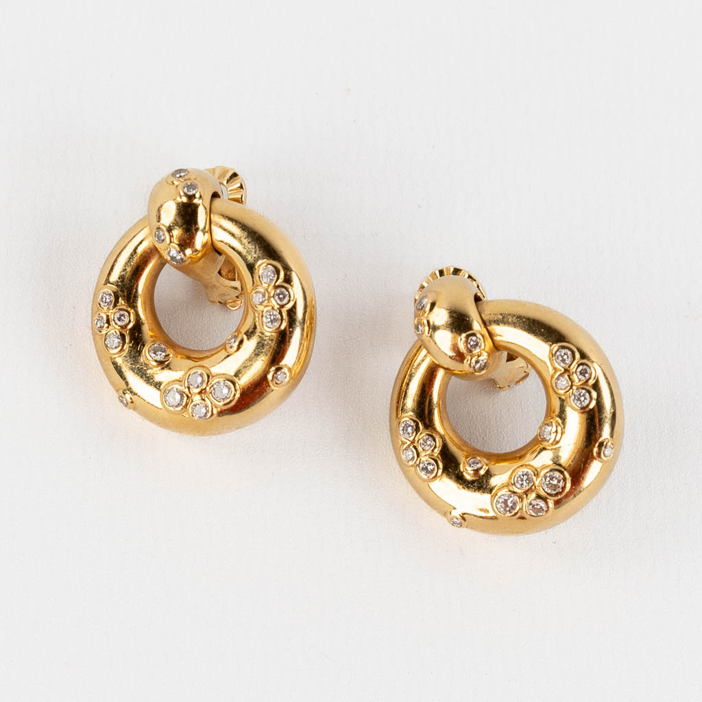 Cartier, een paar oorbellen met diamanten, 18kt geel goud. 1994. (W:2,3 x H:2,6 cm)