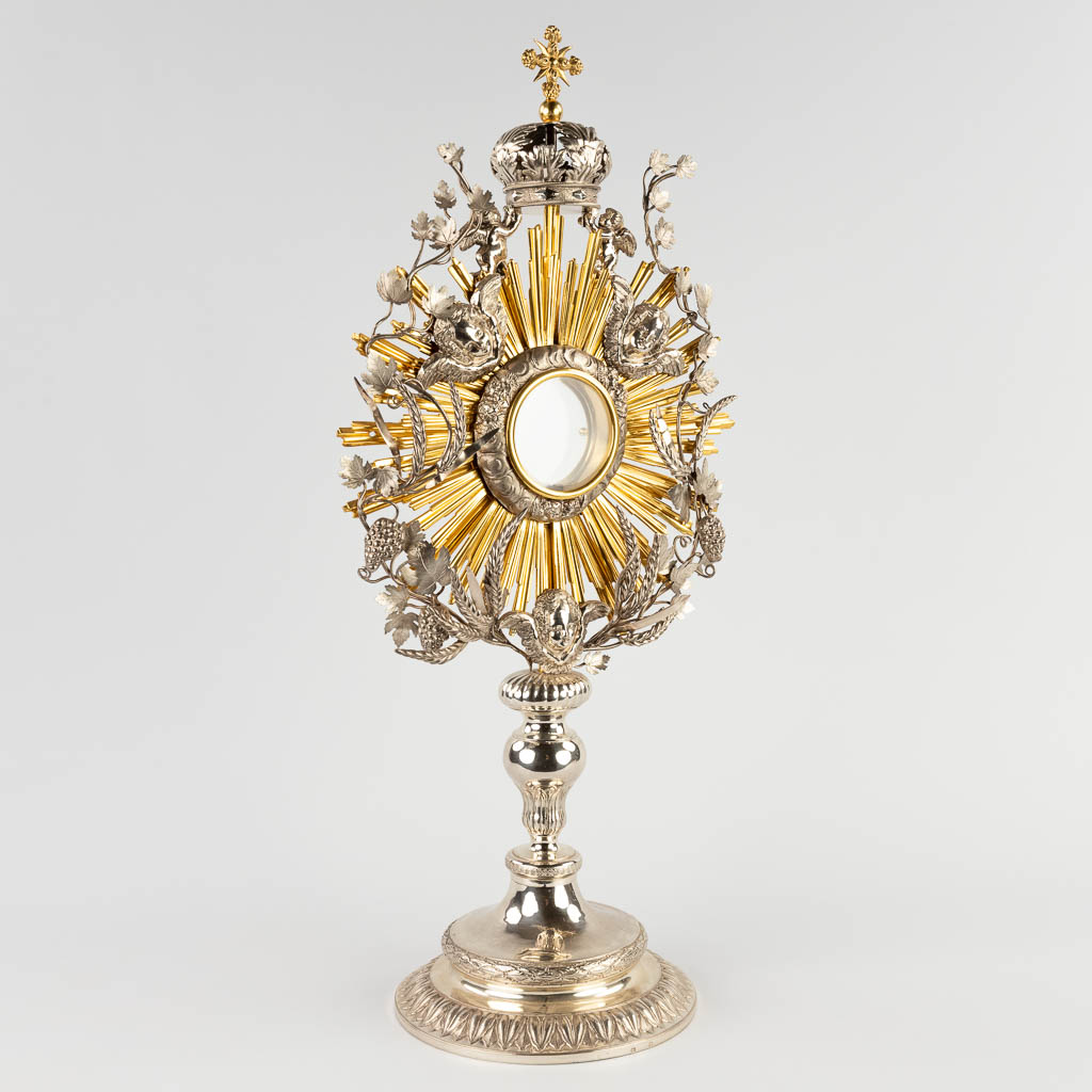 A sunburst monstrance, silver, decorated with angels, wheat and grape vines. Belgium, 19th C. (D:20 x W:30 x H:62,5 cm)