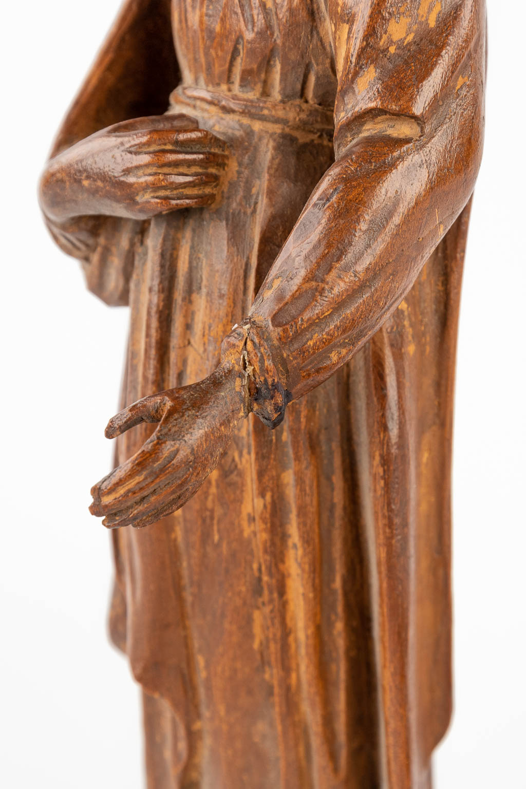 A set of two figurines of Mary and Joseph, sculptured wood, 17th/18th C. (D:7 x W:8 x H:25 cm)