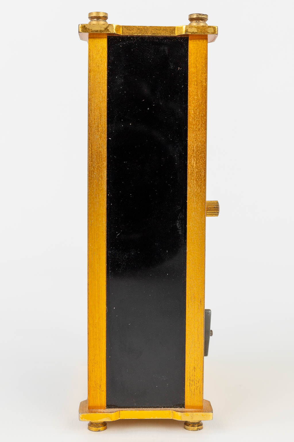Een tafelklok met alarm, gemerkt Jaeger. Gemaakt in Zwitserland (H:13cm)