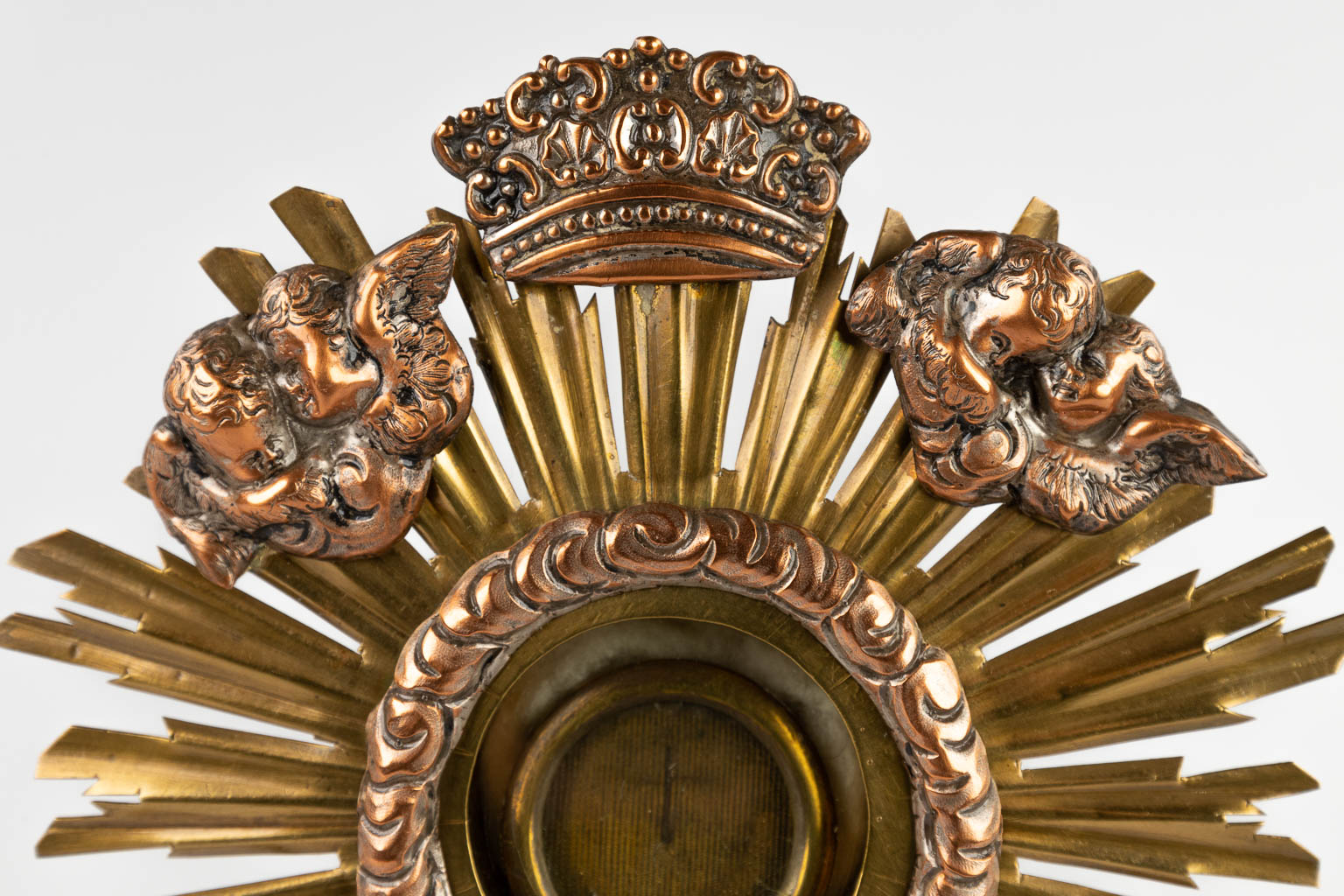 A small sunburst monstrance with a relic of the true cross. (D:11 x W:16 x H:29 cm)