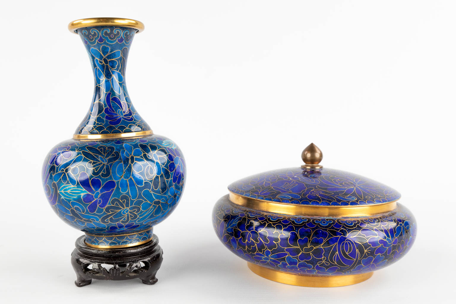 Een grote collectie items en gebruiksvoorwerpen gemaakt uit Cloisonné brons. 25 stuks. (H:23 cm)