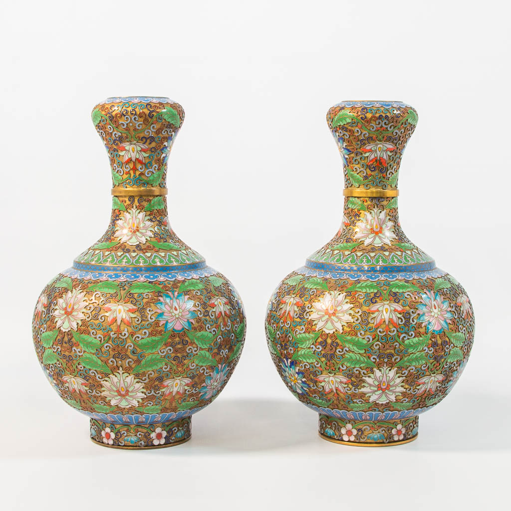 A pair of openworked cloisonné vases, made of Bronze and enamel. 