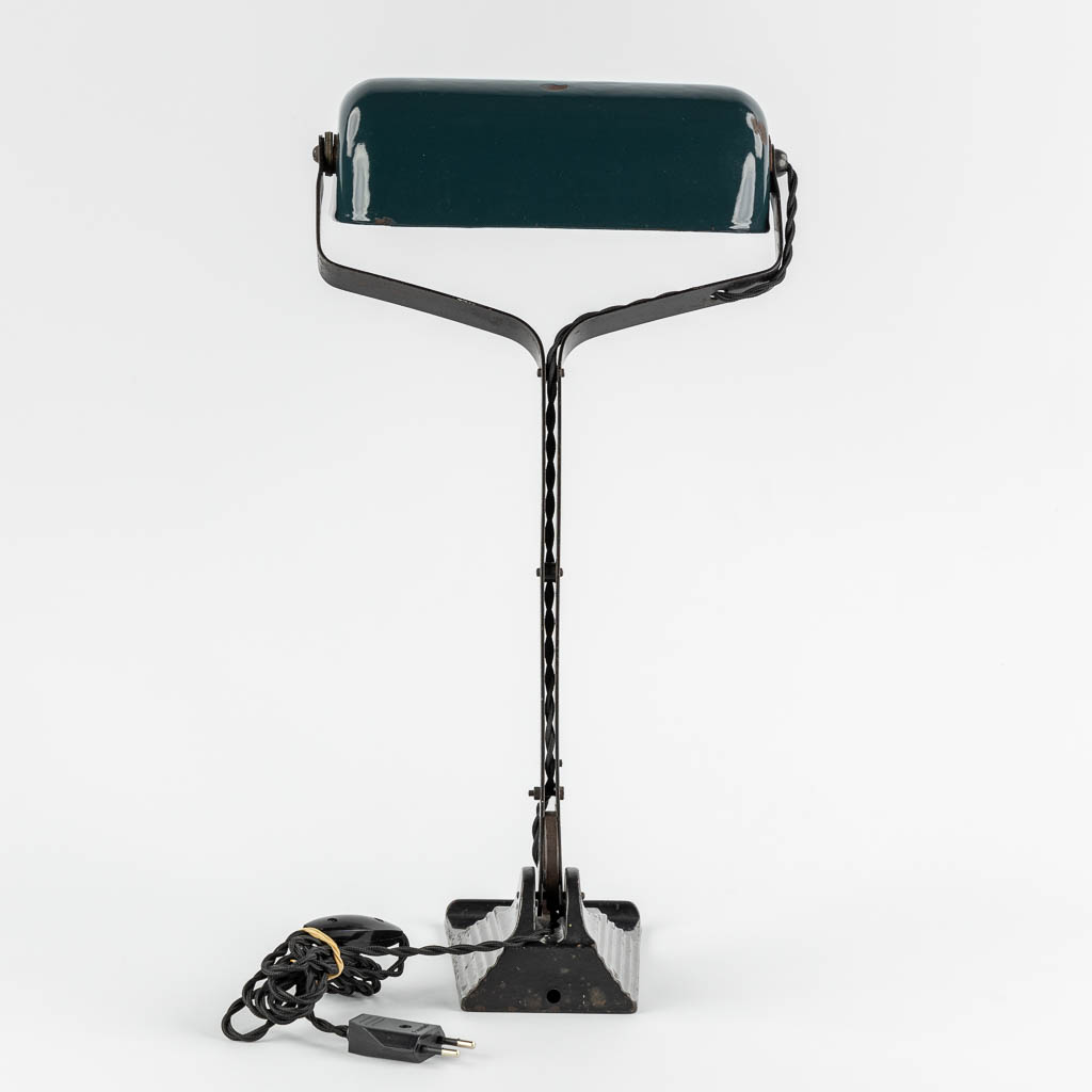 Horax, a table lamp, enamelled metal. 20th C. (L:37 x W:25 x H:38,5 cm)