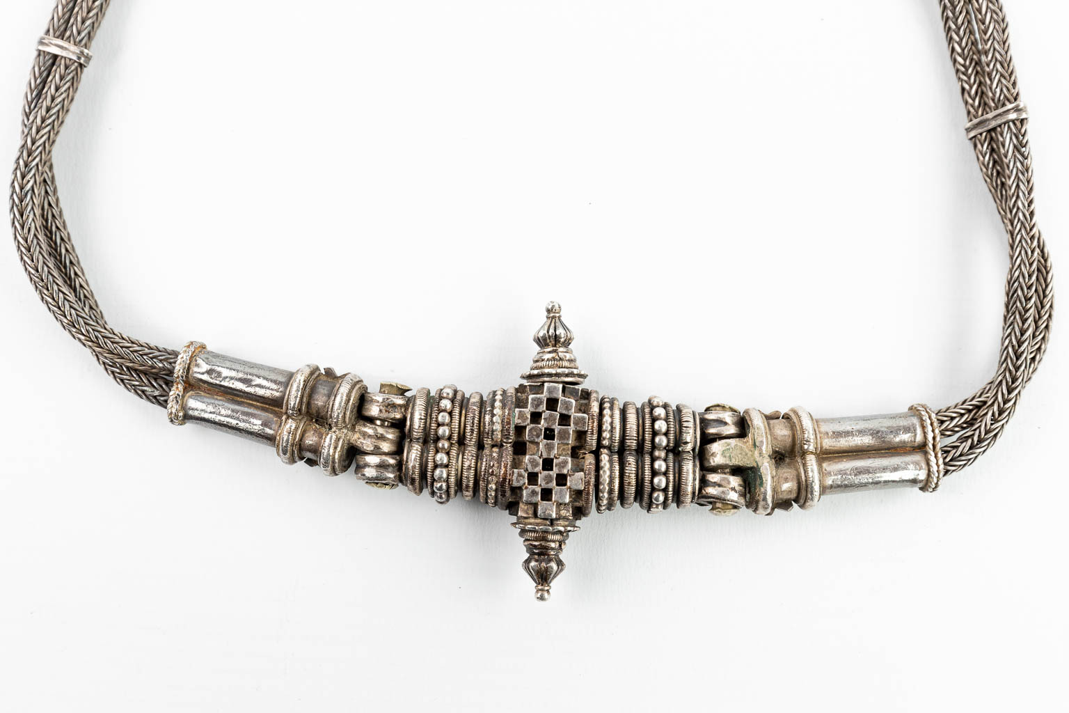 A necklace and belt made of silver in Oriental style. 
