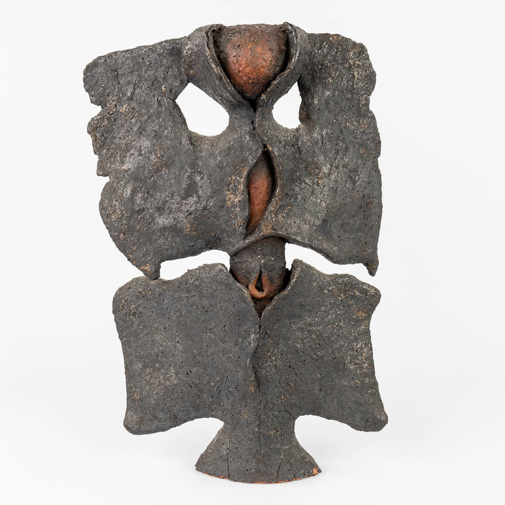 Yves RHAYÉ (1936-1995) 'Zonder Naam' een abstract sculptuur gemaakt uit keramiek.  (W:31 x H:50 cm)